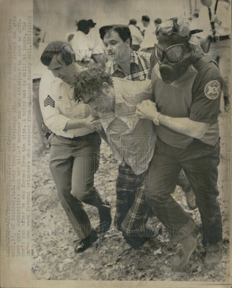 1975 Press Photo Prison Warders drag Jackie Edward Stanley after failed escape - Historic Images