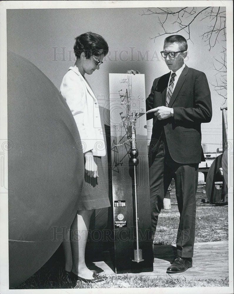 1966 Press Photo Florida State University Oceanographers with The Triton Buoy - Historic Images