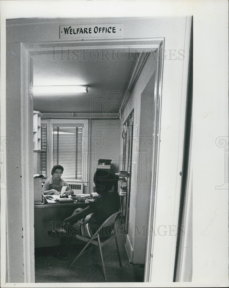 Press Photo Welfare Office - Historic Images