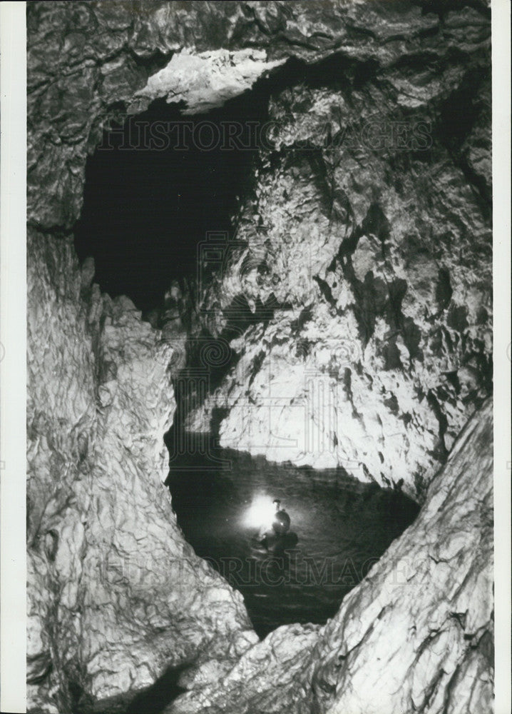 1984 Press Photo Cave swimming - Historic Images