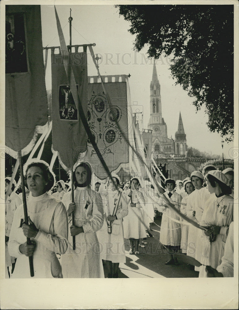 Press Photo Youth Pilgrims in Lourdes, France - Historic Images