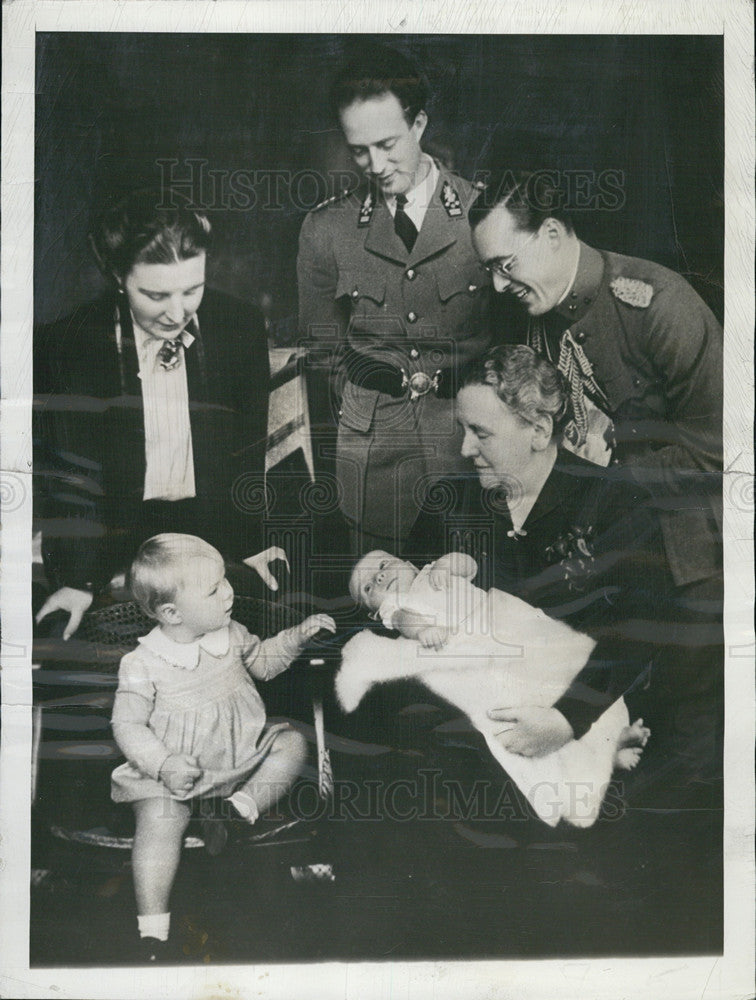 1948 Press Photo King Leopold of Belgians with Dutch royal Family Queen wilhemin - Historic Images