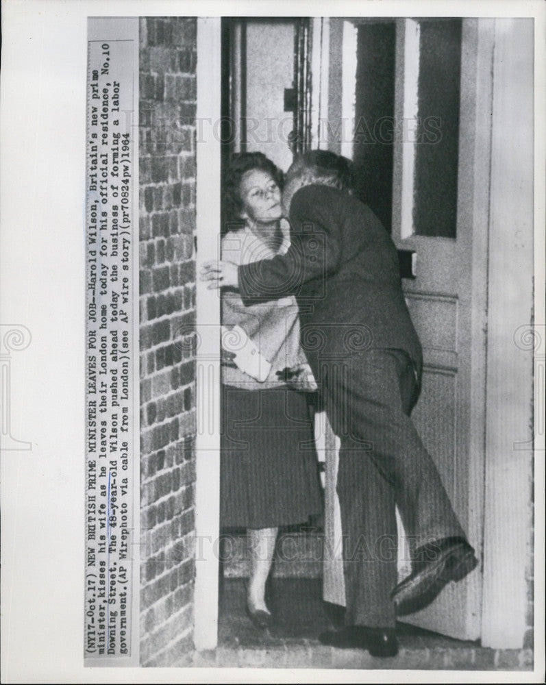 1964 Press Photo British Prime Minister Harold Wilson kisses His Wife. - Historic Images