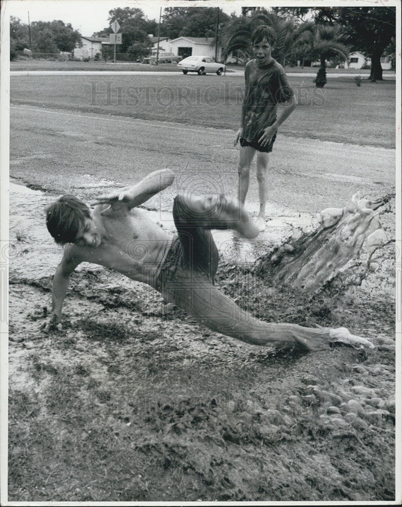 1978 Press Photo Bryan Reneau taking  spill - Historic Images