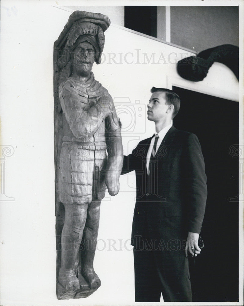 1964 Press Photo Plumed Knight carved from wood - Stockholm - Historic Images