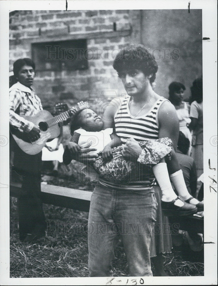 1979 Press Photo Javier Boza clowns with little girl during final liturgy - Historic Images