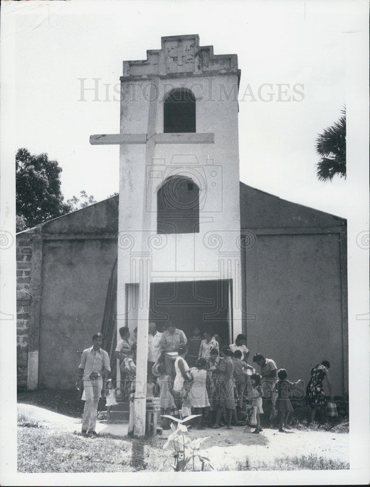 1979 Press Photo The congregation gathers outsidethe church before liturgy - Historic Images