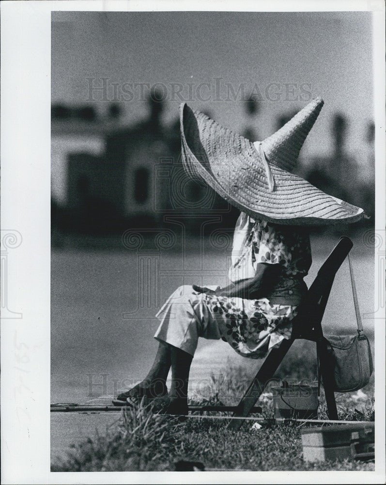 1979 Press Photo Wearing big floppy hat to avoid the sun along the Suncoast - Historic Images