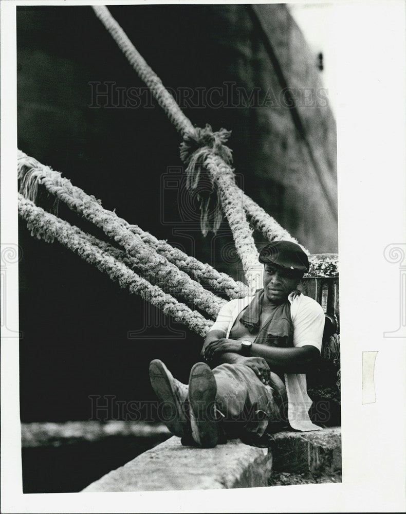 1991 Press Photo Laary Moore Of BMT Dry Docks Waits For Oil Tanker - Historic Images