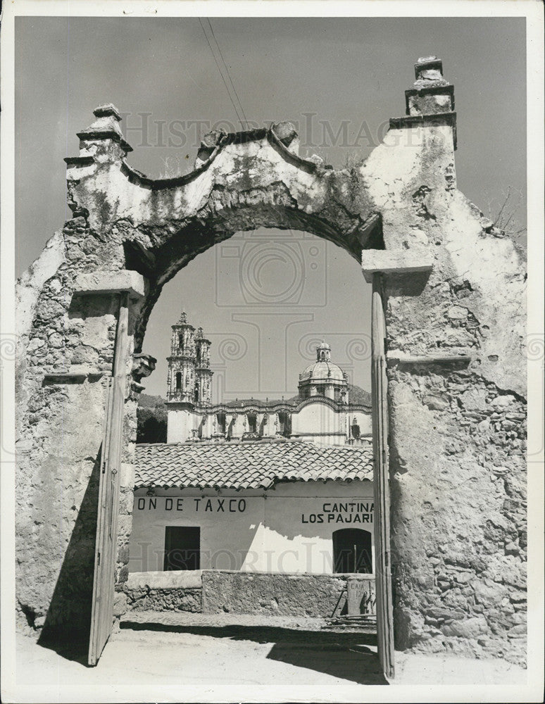 Press Photo Ancient Archway frames Mexico dome of famed Santa Prisca church - Historic Images