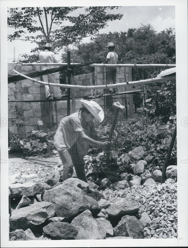 1979 Press Photo Jesus Fernando Mexico city rock pile at construction site - Historic Images