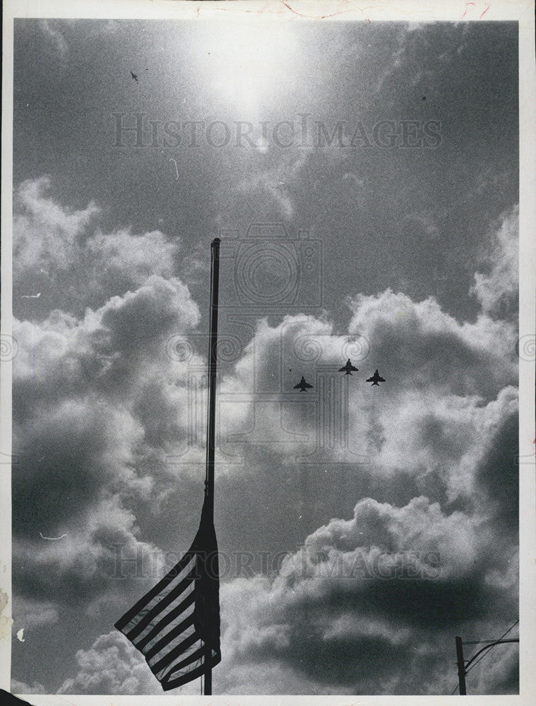 1970 Press Photo jet fighters fly over St. James Methodist Church - Historic Images