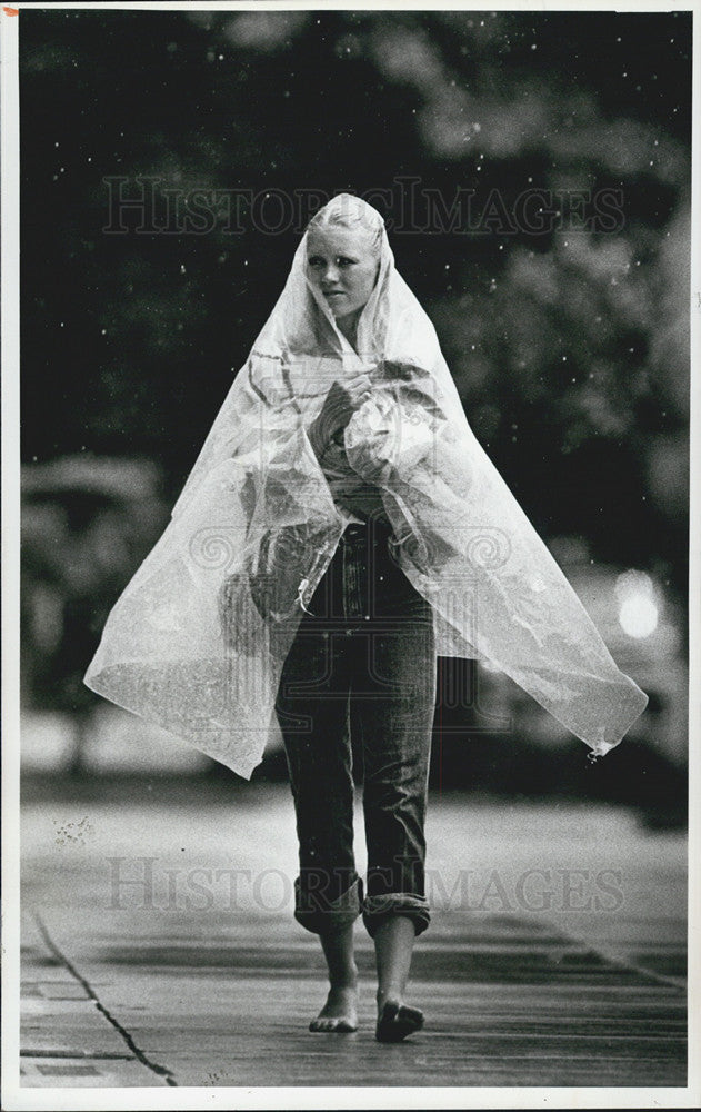 1984 Press Photo Christa Hutchins St. Petersburg isolated thunderstorm walks - Historic Images