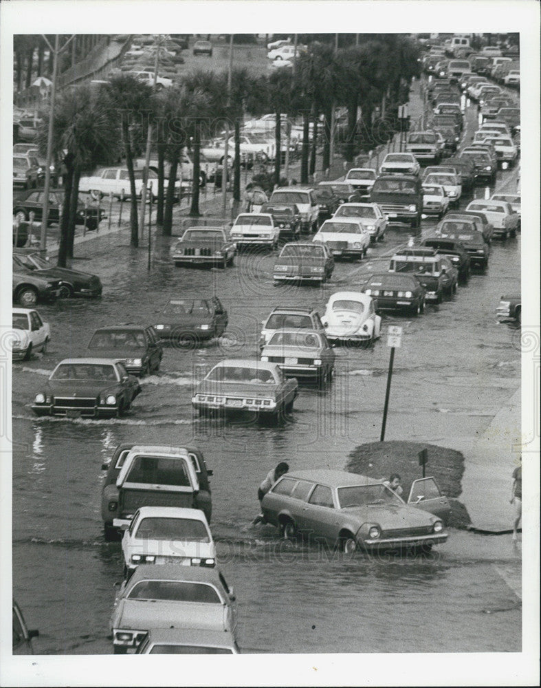 1984 Press Photo drivers experience flooded streets heavy traffic Gulfview - Historic Images