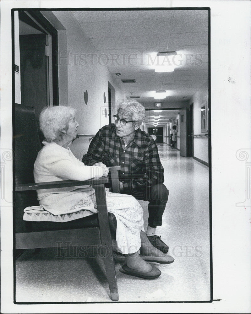 1984 Press Photo Jerry Morsa visits residents at  Beverly Manor Convalescent Hom - Historic Images