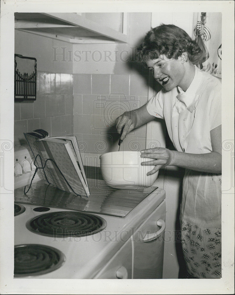 1951 Press Photo hands freed by cookbook holder - Historic Images