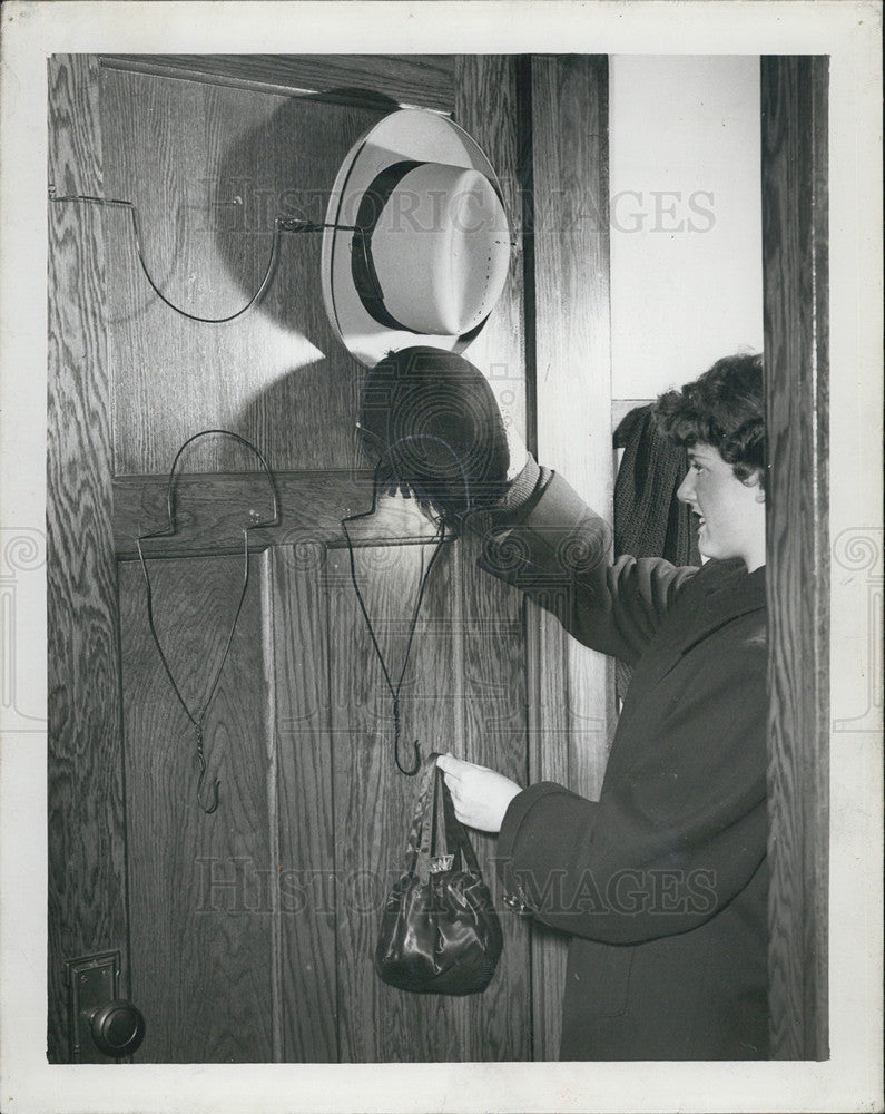 1951 Press Photo dead closet space hangers Barbara - Historic Images