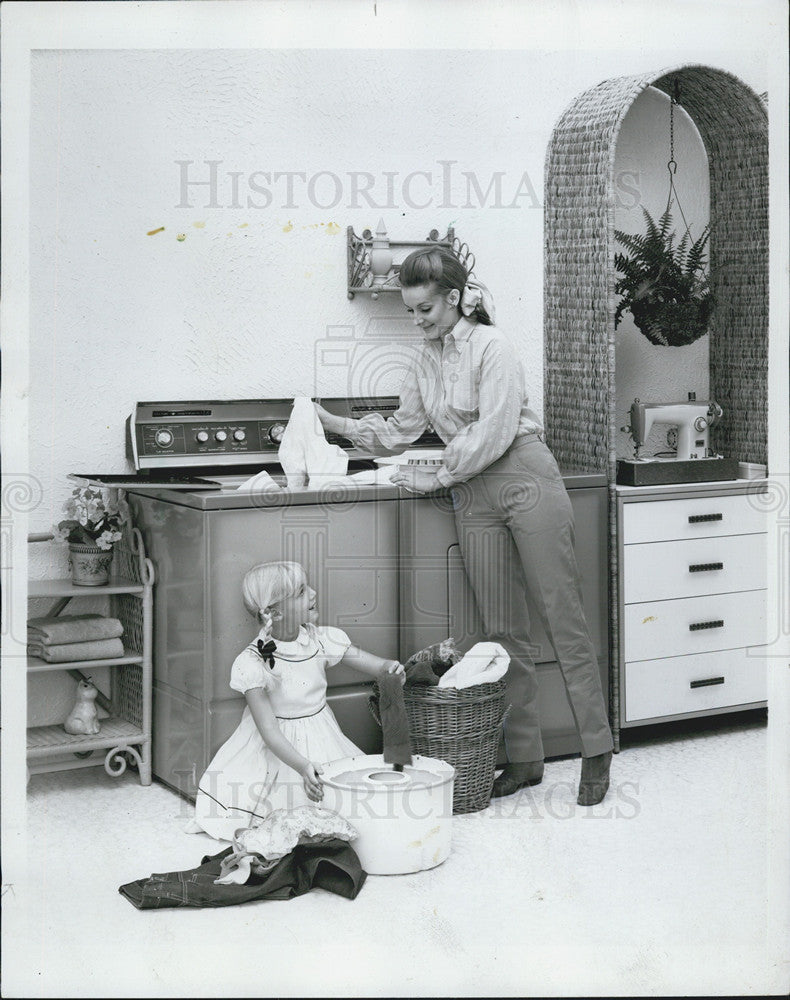 1968 Press Photo Hotpoint Duo-Load Double-Tub Washer Two Loads Same Time Sorts - Historic Images