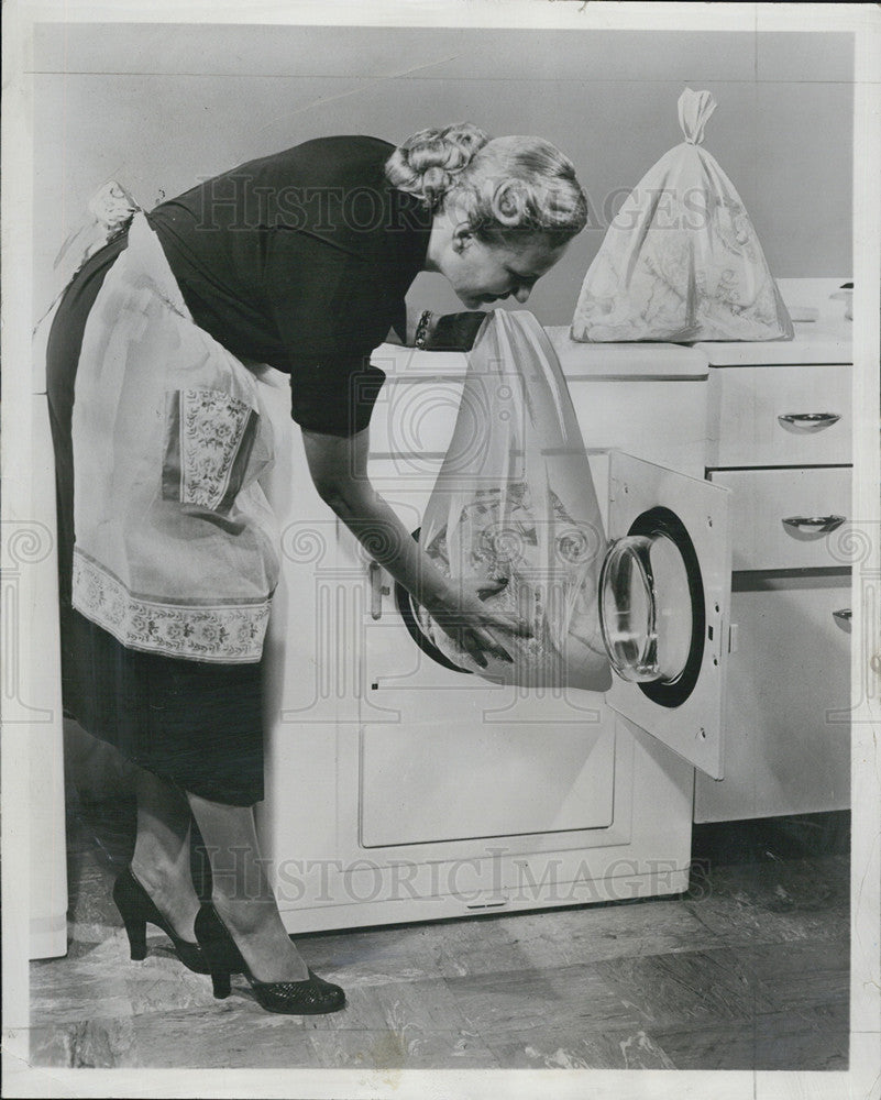 1953 Press Photo  Saf-T-Washbag Protection Dainty Sheers Wash Machines No Snags - Historic Images