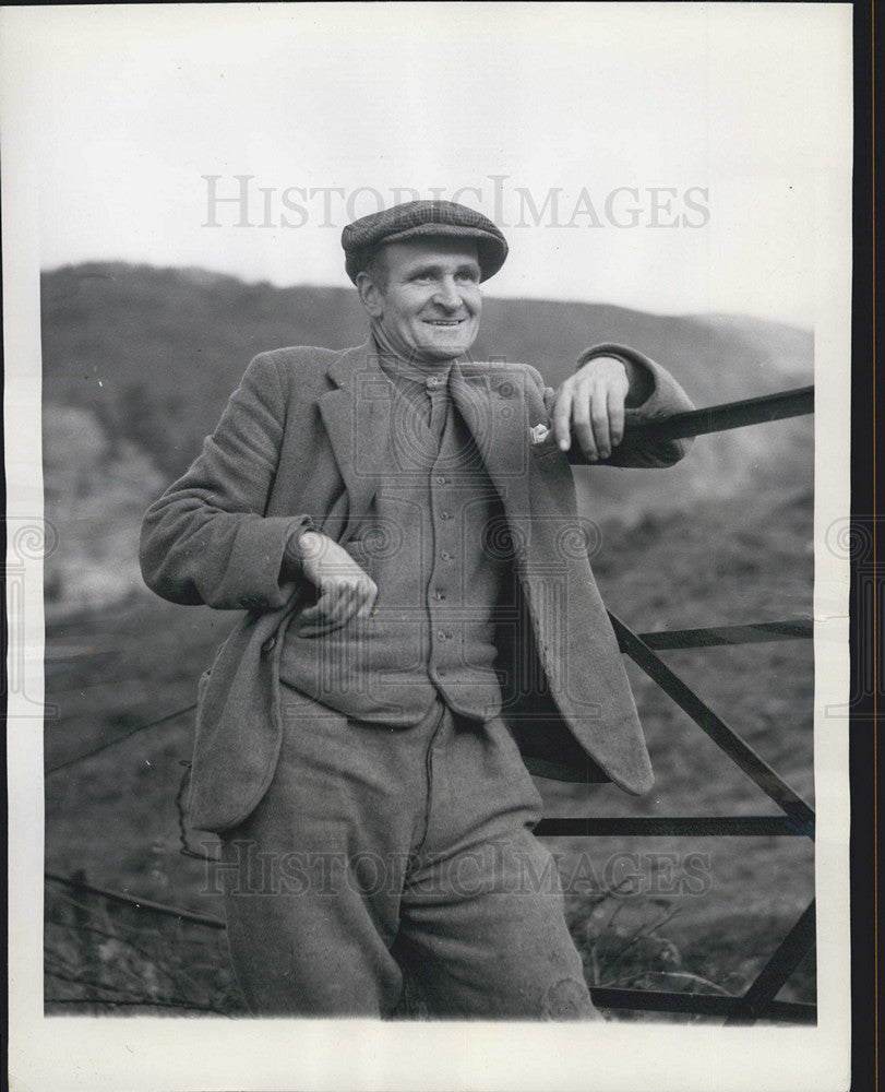1944 Press Photo Singer Edgar Williams on his 128 acre farm - Historic Images