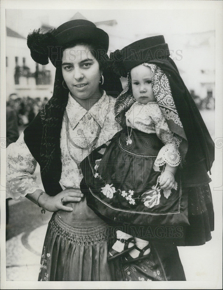 1957 Press Photo Nazare Portugal Women - Historic Images