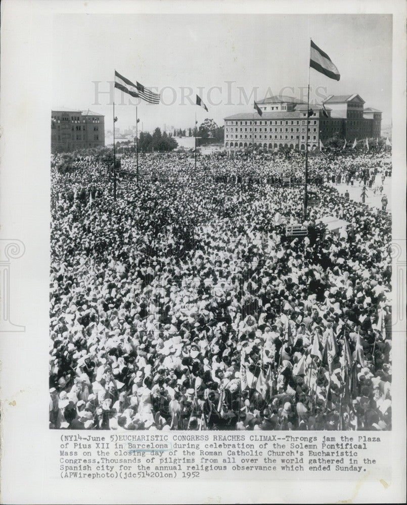 1952 Press Photo throngs jam Plaza Pius XII Barcelona celebration Solemn - Historic Images