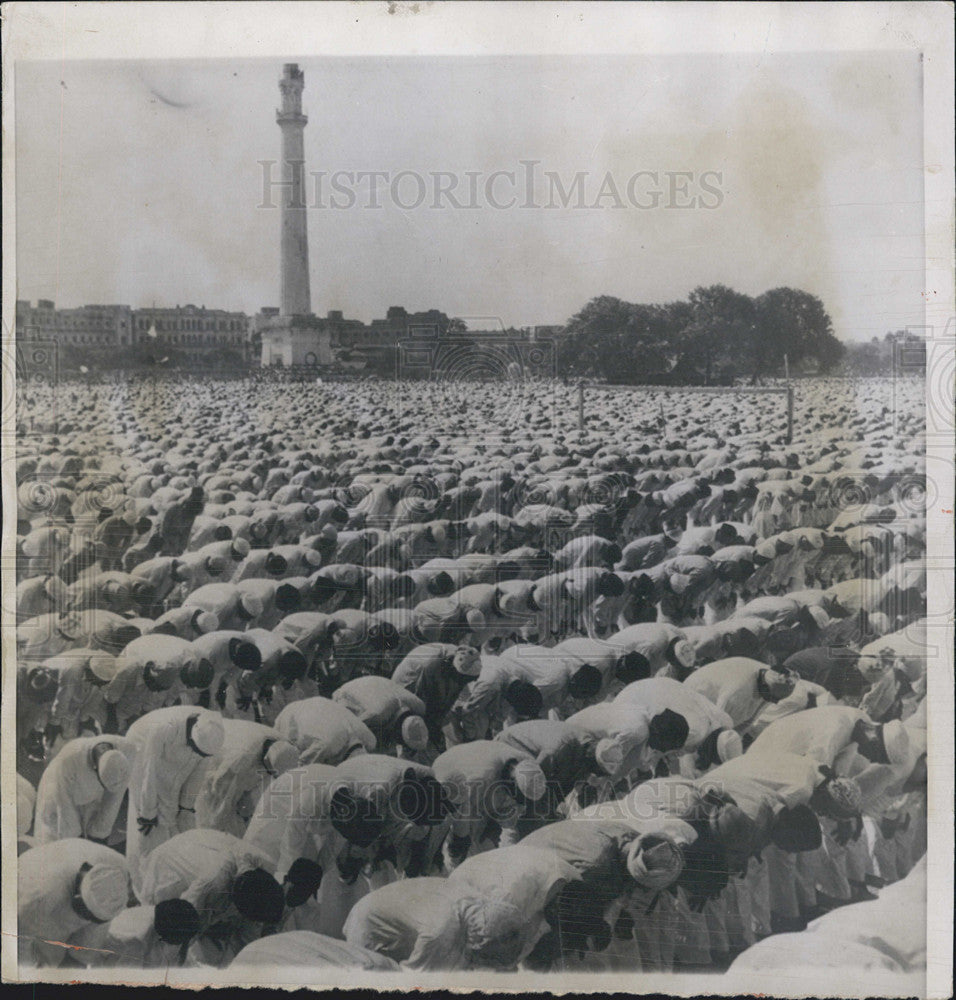 1958 Press Photo 20,000 muslims gather for prayer in Calcutta, India - Historic Images