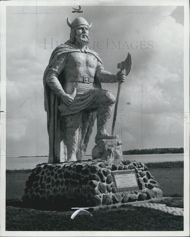 1975 Press Photo viking statue Gimli Manitoba town Chamber Commerce 1967 - Historic Images