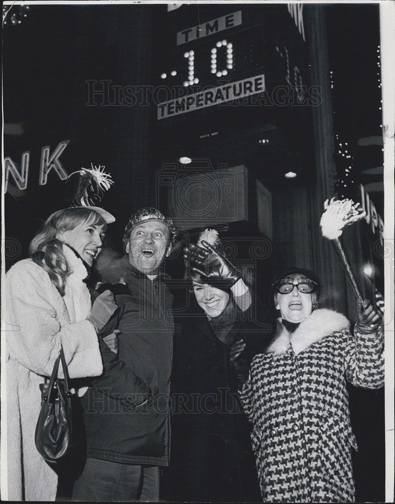 1967 Press Photo New Years Eve Chicago - Historic Images