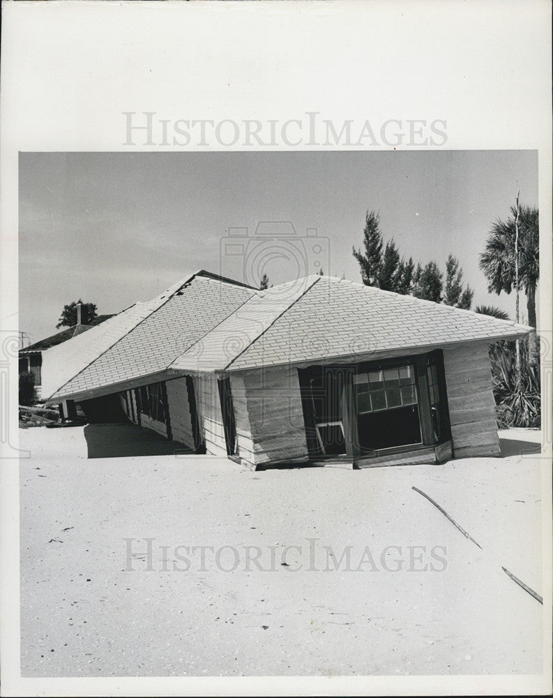 1963 Press Photo Beachfront Home On Lakeport Key Collapses - Historic Images