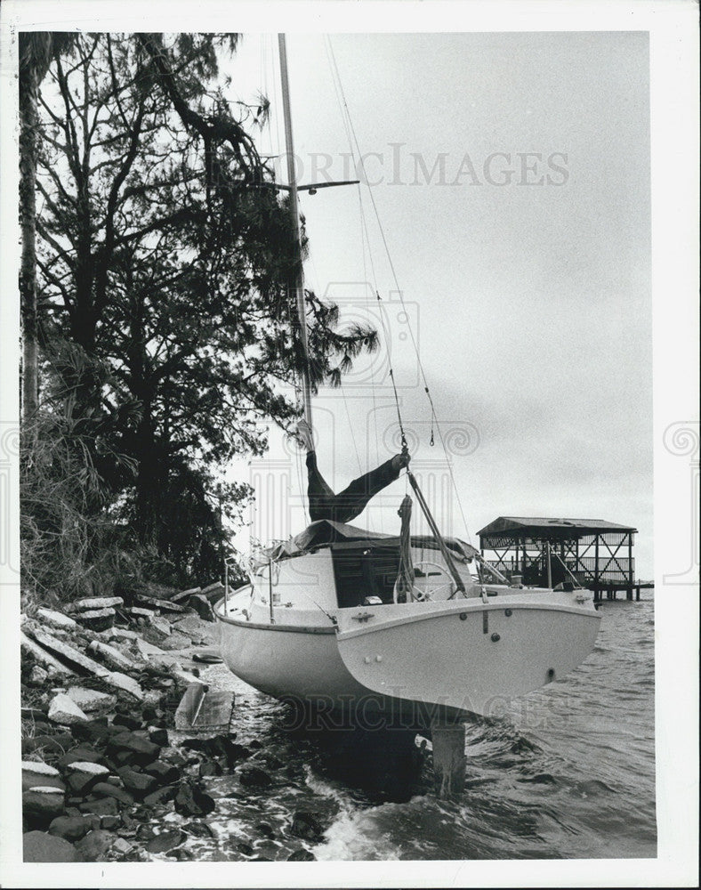 1987 Press Photo Sailboat Grounded On Edgewater Drive - Historic Images