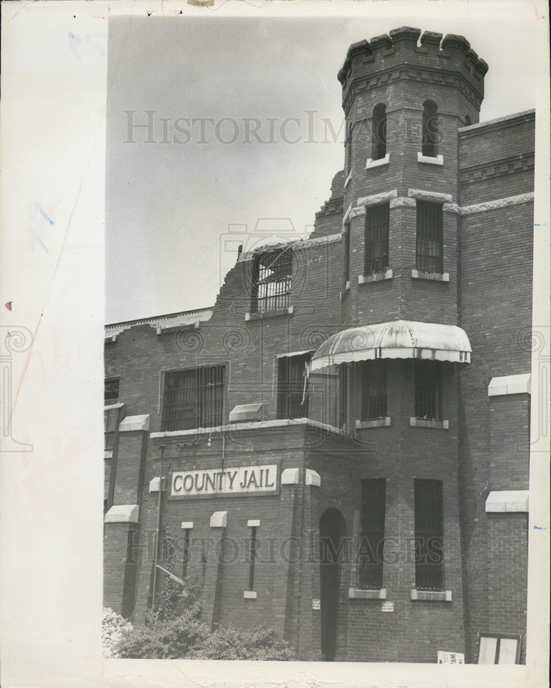 1964 Press Photo of the razing of the old Hillsborough County Jail bldg. - Historic Images