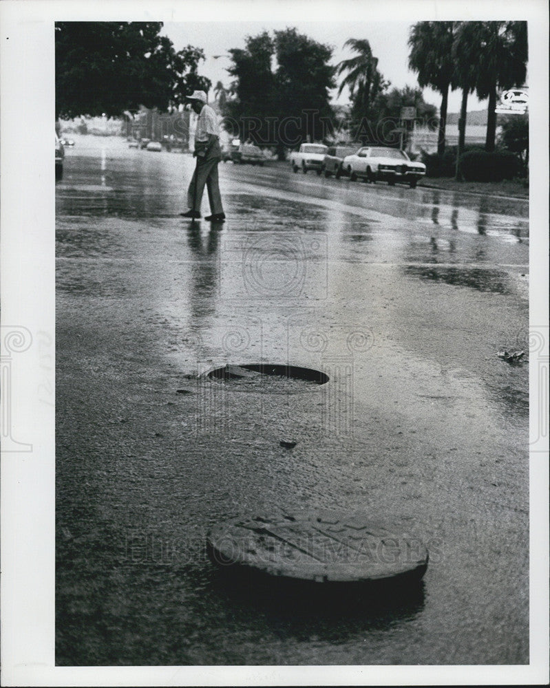 1977 Press Photo Flooding, Second Street, First Avenue, St Petersburg - Historic Images