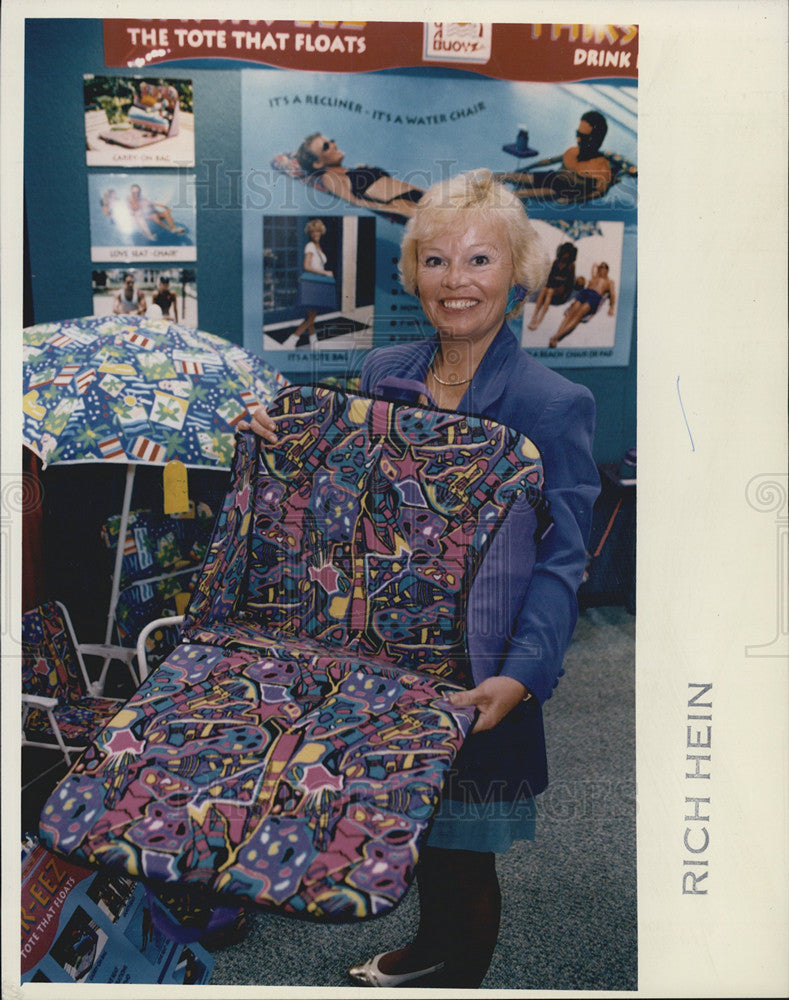 1993 Press Photo Lynda Landers Partner Aqua Buoyz Chair-Sez Floating Tote - Historic Images