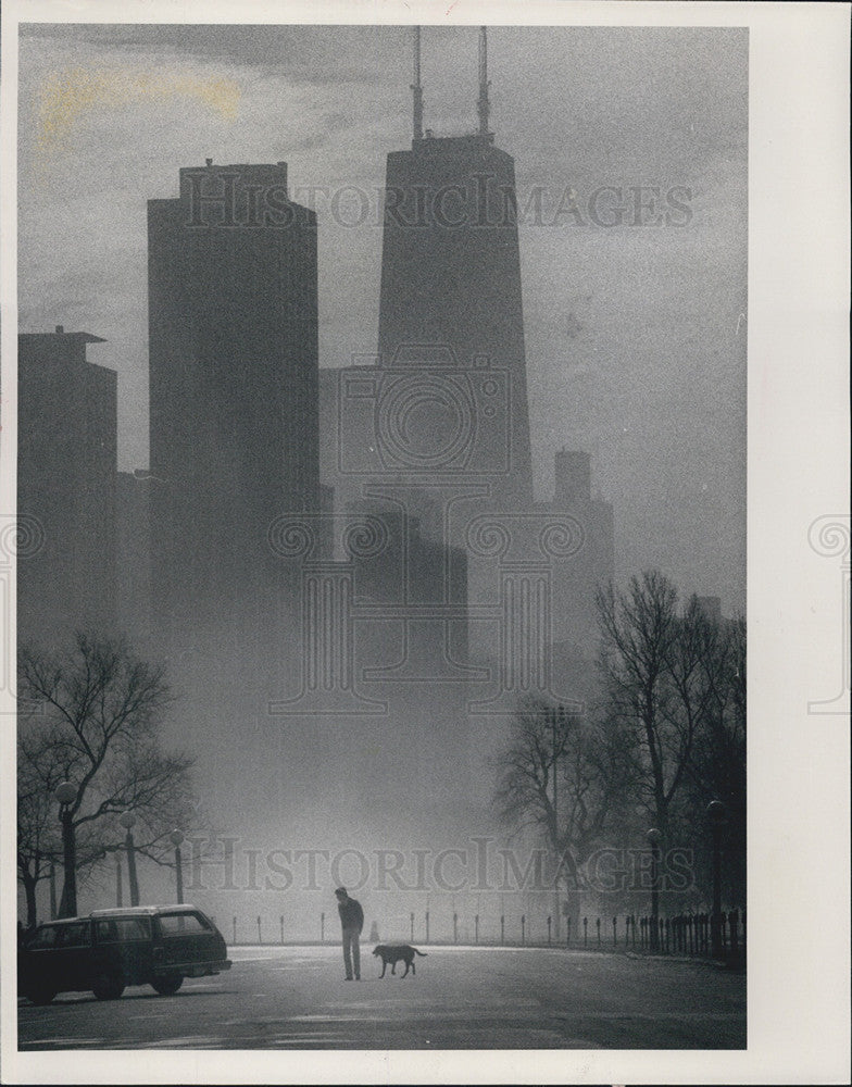 1981 Press Photo Chicago Buildings/Joggers/Lincoln Park/Fog - Historic Images