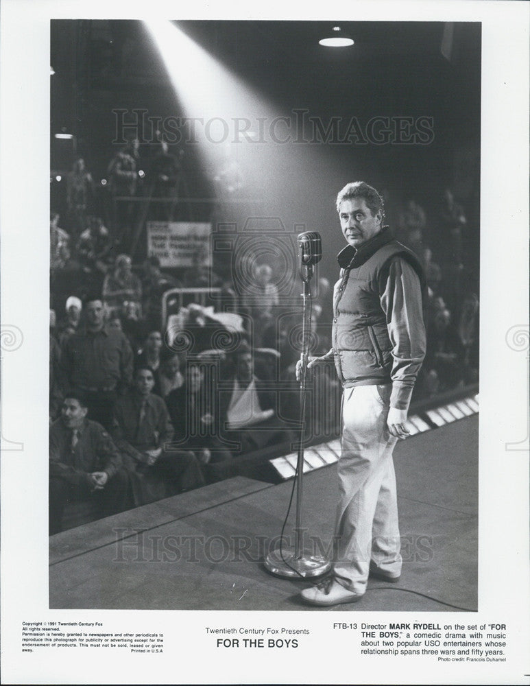 1981 Press Photo Mark Rydell Director Set For The Boys Comedy Drama Film Movie - Historic Images