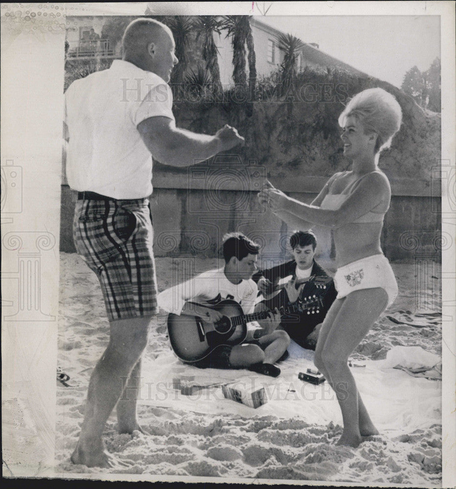 1964 Press Photo Daytona Beach College Students Enjoy The Weather Univ Of Miami - Historic Images