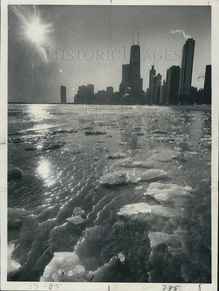 1975 Press Photo Sheet of Ice alone edge of Lake Michigan - Historic Images