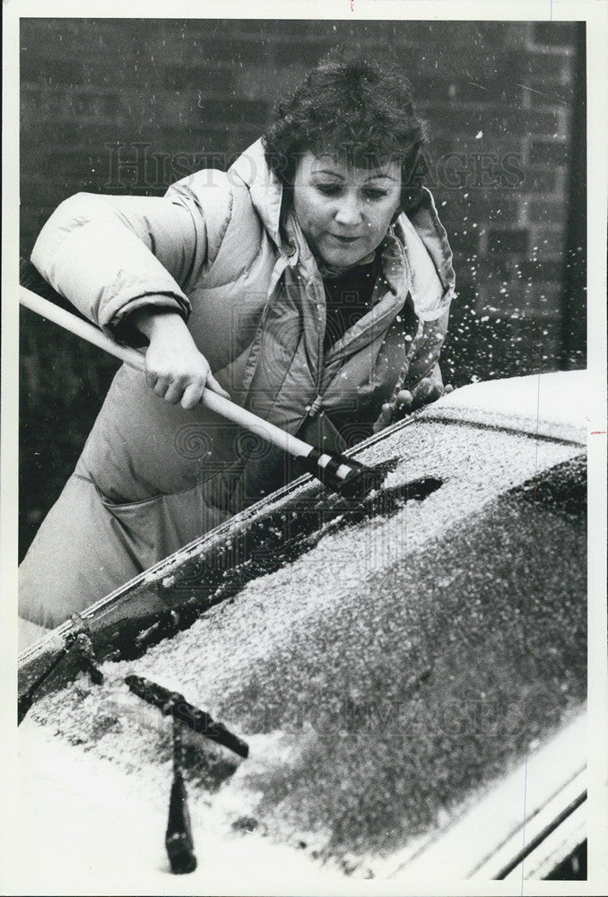 1982 Press Photo Susan Cunningham scrapping the windshield - Historic Images