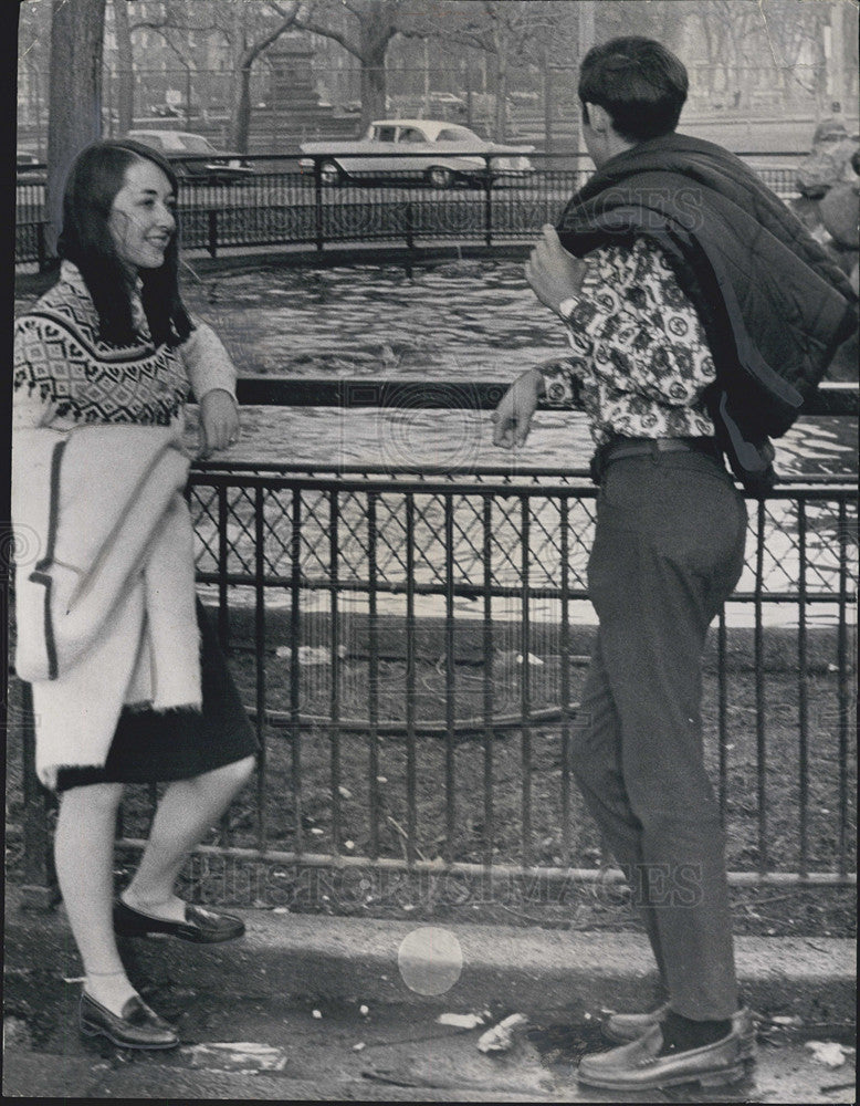 1967 Press Photo Elaine Cook Enjoying A Day at Lincoln Park Zoo in Chicago - Historic Images