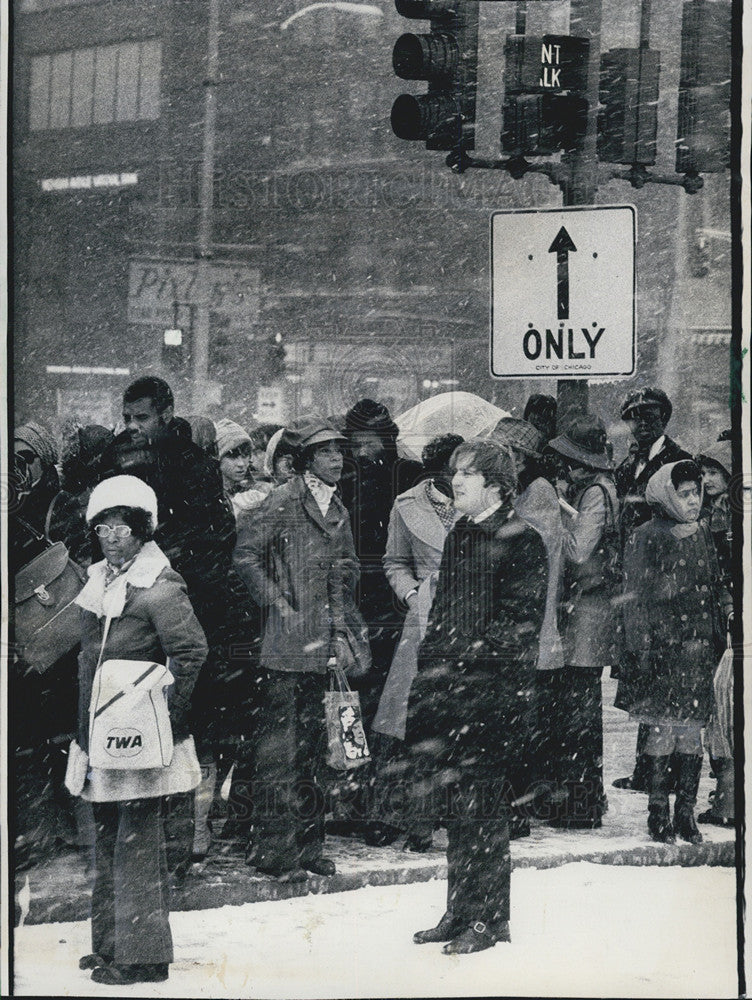 1975 Press Photo People Waiting for the light to change in a winter storm - Historic Images