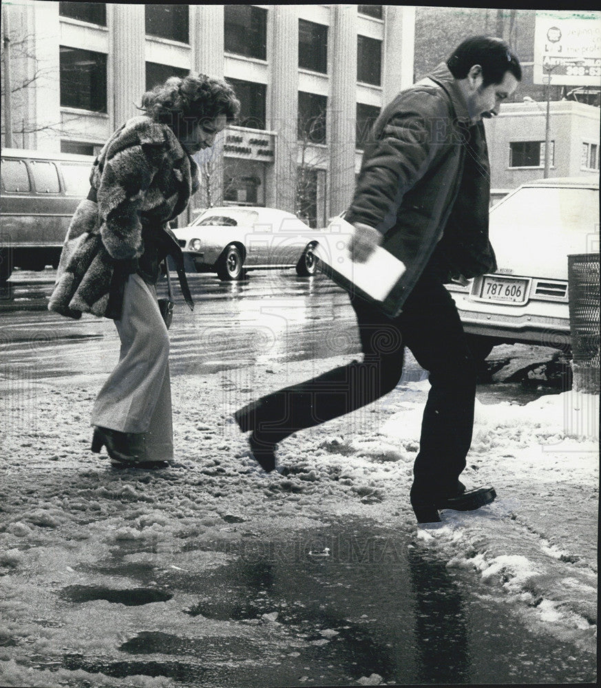 1978 Press Photo Pedestrians on Michigan Ave. - Historic Images