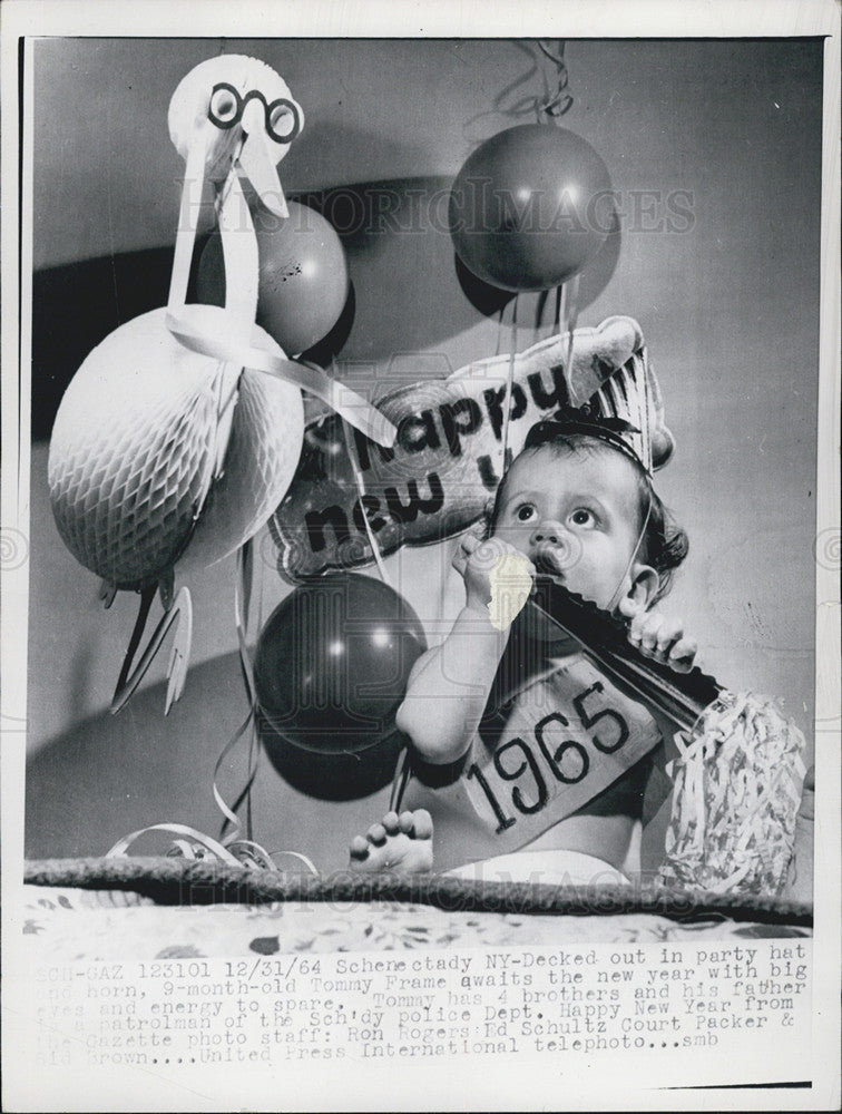 1964 Press Photo Baby With New Years Hat And Horn To Bring In 1965 - Historic Images