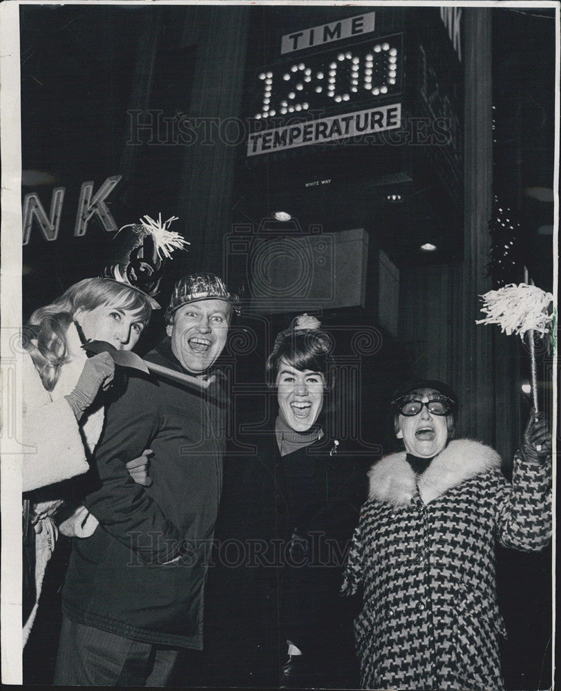 1967 Press Photo Friends Celebrate New Years At Midnight With -10 Temp At N Mich - Historic Images