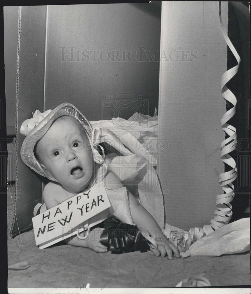 1960 Press Photo 7 Mo Baby In Gift Box With Happy New Yr Sign On Neck Hat Ribbon - Historic Images