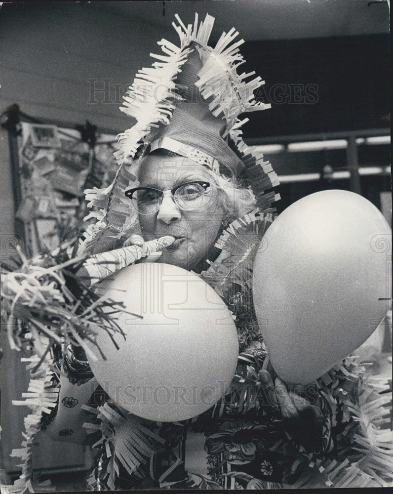 1972 Press Photo 80 Yr Old Woman Celebrates New Year With balloons And Horn - Historic Images