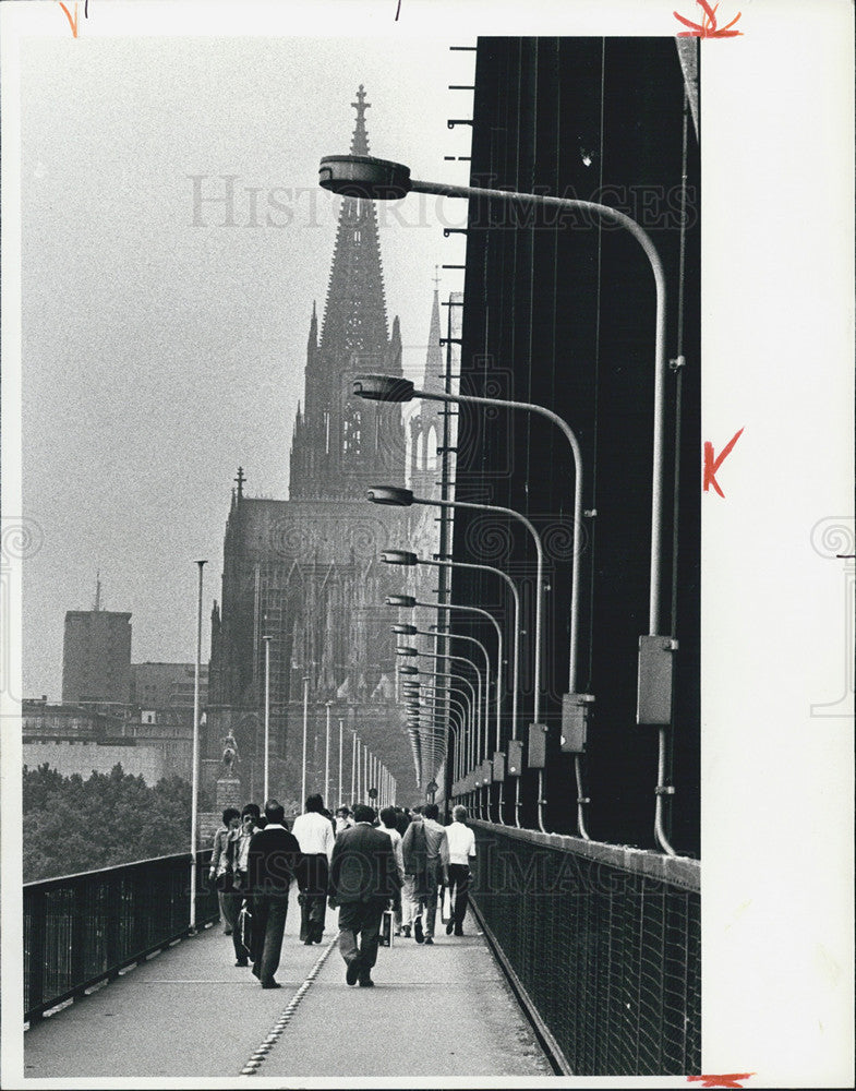 1978 Press Photo People Walking Street Bridge Germany - Historic Images