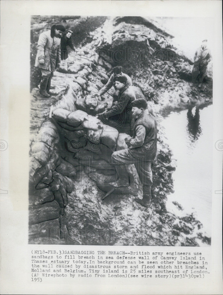 1953 Press Photo Brit Army Engineers Sandbag Breach In Sea Defense Wall Canvey - Historic Images