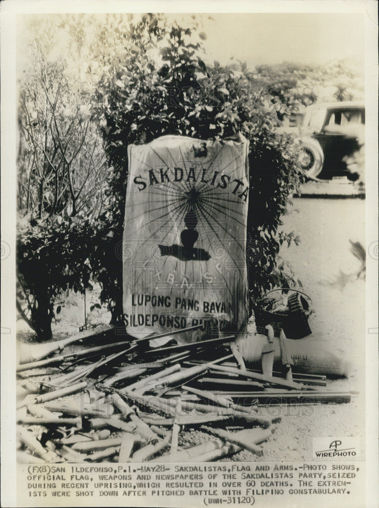 1955 Press Photo Sakdalistas Party Flags/Weapons/Papers Seized San Idlefonso P.I - Historic Images