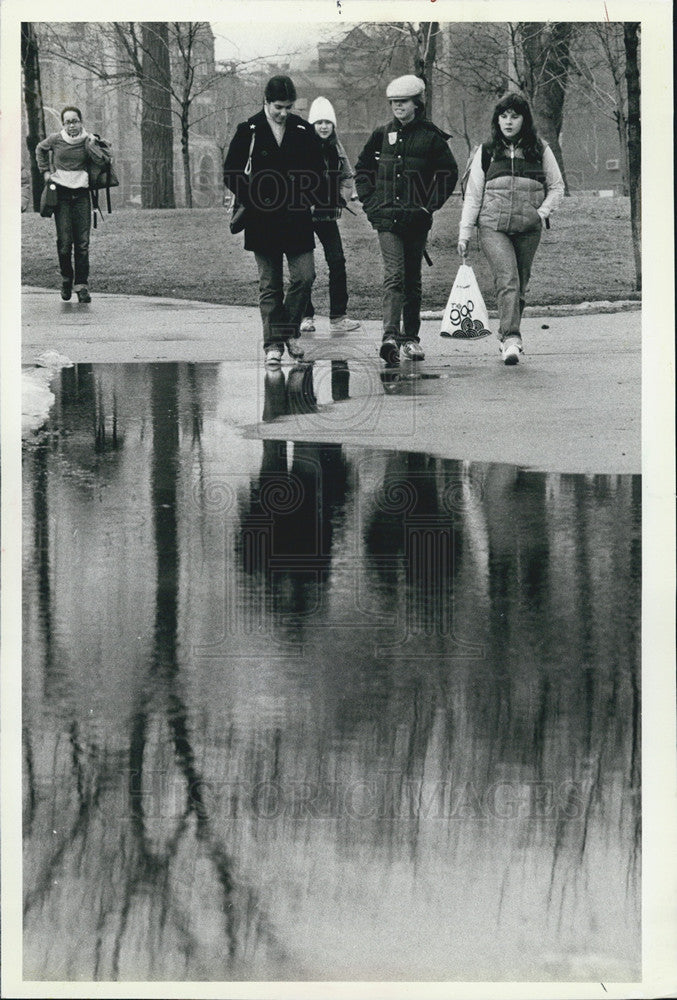 1981 Press Photo Students Oz Park Melting Snow Webster Lincoln - Historic Images